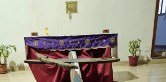 Prete realizza croce con legno barca naufragata