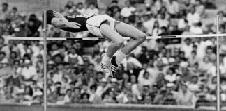 Morto Dick Fosbury, l’atleta che rivoluzionò il salto in alto