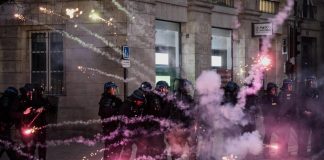 Francia, 240 manifestazioni contro riforma pensioni