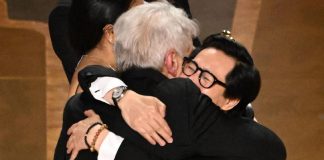 Oscar 2023, l’abbraccio tra Harrison Ford e Ke Huy Quan – Video