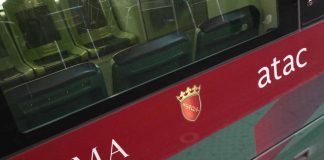 Roma, aggressione razzista sull’autobus: tre arresti