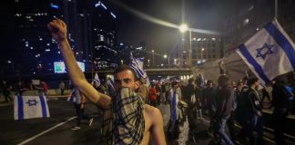 Israele, Netanyahu licenzia il ministro della Difesa: proteste e caos