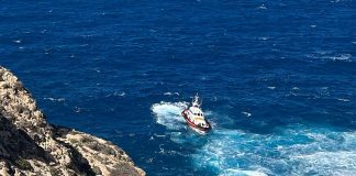 Migranti, a Lampedusa cadavere di una donna affiora tra gli scogli