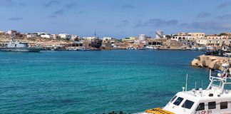 Migranti, raffica di sbarchi a Lampedusa: hotspot al collasso