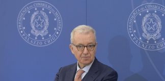 Migranti, sottosegretario Mantovano: “Bossi-Fini è da rivedere”