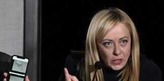 Migranti, Meloni a Cutro difende il governo. Linea dura su scafisti