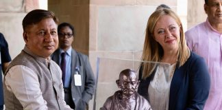 Meloni in India, busto Gandhi e tarantella col sitar tra gli omaggi per il premier