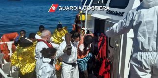 Migranti, sbarchi senza sosta: in 500 arrivati nella notte a Crotone