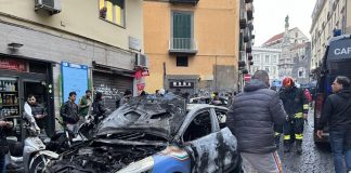 Napoli-Eintracht, guerriglia in centro: violenti scontri tra ultras