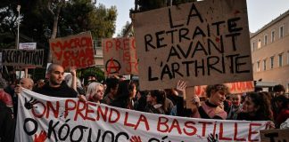 Pensioni Francia, oltre un milione in strada contro la riforma