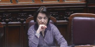 Maternità surrogata, Roccella: “Ha connotazioni razziste”