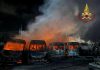Roma, incendio in deposito scuolabus su via Ostiense: distrutti 22 mezzi