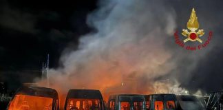 Roma, incendio in deposito scuolabus su via Ostiense: distrutti 22 mezzi