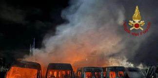 Roma, incendio in un deposito di scuolabus su via Ostiense: distrutti 22 mezzi