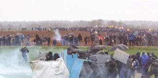 Francia, scontri alla riserva idrica di Sainte-Soline: diversi feriti, uno è grave