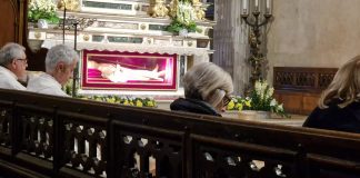 Aperta l’urna di Sant’Anselmo: tanti i fedeli che hanno reso omaggio al patrono