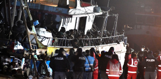 Crotone, finito nella notte lo sbarco di 500 migranti