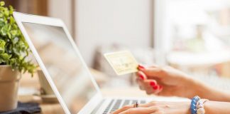 Acquisti online, 1 su 5 viene reso. Torna indietro più della metà dei vestiti