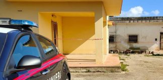 Serranova, marito e moglie morti in casa: ipotesi duplice omicidio