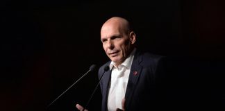 Grecia, ex ministro Varoufakis aggredito e ferito ad Atene