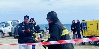 Vigile fuoco lascia rosa su luogo ritrovamento bimbo