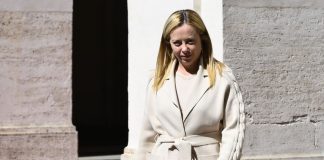 Immigrazione, Meloni “Non decidano i trafficanti chi entra in Italia”