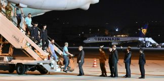 Atterrato primo aereo con italiani evacuati dal Sudan, ad accoglierli Tajani