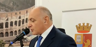 Roma, sfondano porta appartamento per sfratto e si ritrovano in casa del questore