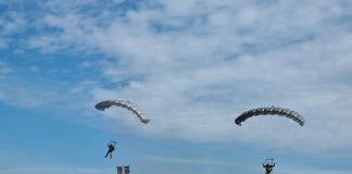 Applausi a Poggio Rusco per il lancio dei parà nel 78° anniversario dell’Operazione Herring