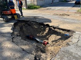 Curtatone, si rompe un tubo dell’acqua in via Levata, strada allagata. Tecnici Tea subito al lavoro