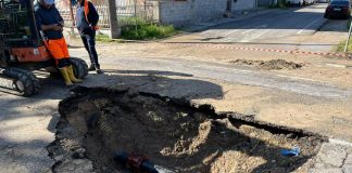 Curtatone, si rompe un tubo dell’acqua in via Levata, strada allagata. Tecnici Tea subito al lavoro