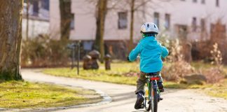 Milano, bimbo di 5 anni in bici urta anziana che cade e muore: indagato il padre