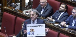 Def, malore per Bonelli in Aula: seduta sospesa, deputato al Gemelli
