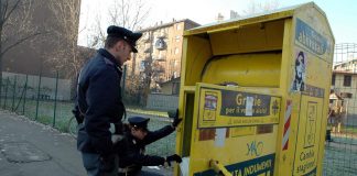Milano, neonata trovata morta in cassonetto per raccolta di abiti