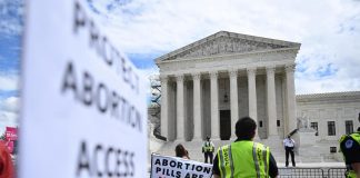 Usa, corte suprema revoca restrizioni su pillola abortiva