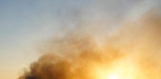 Ucraina, tank carburante in fiamme a Sebastopoli dopo attacco drone