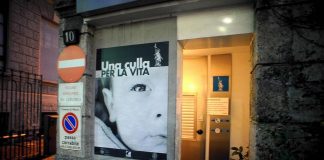 Milano, bimbo lasciato nella culla per la vita della Mangiagalli