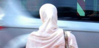 Iran, 2 donne aggredite e arrestate perché non indossavano l’hijab – Video