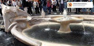 Roma, blitz di Ultima Generazione: “Tinta di nero acqua fontana Piazza Spagna” – Video