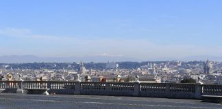 Roma, guida turistica precipita da piazzale del Gianicolo: grave