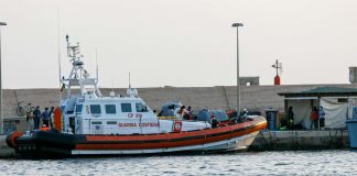 Migranti, sbarchi a raffica a Lampedusa: sull’isola altri 2 cadaveri