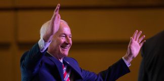 Usa 2024, ex governatore Arkansas si candida alla Casa Bianca