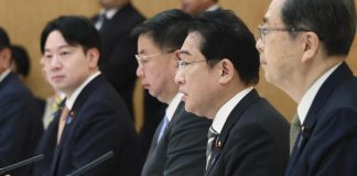 Giappone, esplosione al comizio di Kishida: premier in salvo