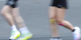 Maratona col trucco, atleta sale in auto e arriva terza