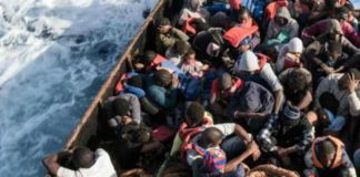 Migranti, peschereccio tenta furto motore barchino: “Bimba annega”