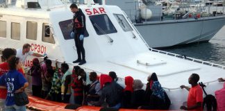 Migranti, raffica di sbarchi a Lampedusa. Barca si capovolge: un morto