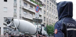 Milano, ciclista travolta e uccisa da betoniera in centro