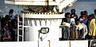 Migranti, barca in difficoltà: 400 persone a bordo