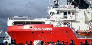 Migranti, 92 su Ocean Viking a Salerno: la metà sono minori soli