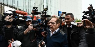 Berlusconi ricoverato, il fratello Paolo in visita: “Tutto bene”